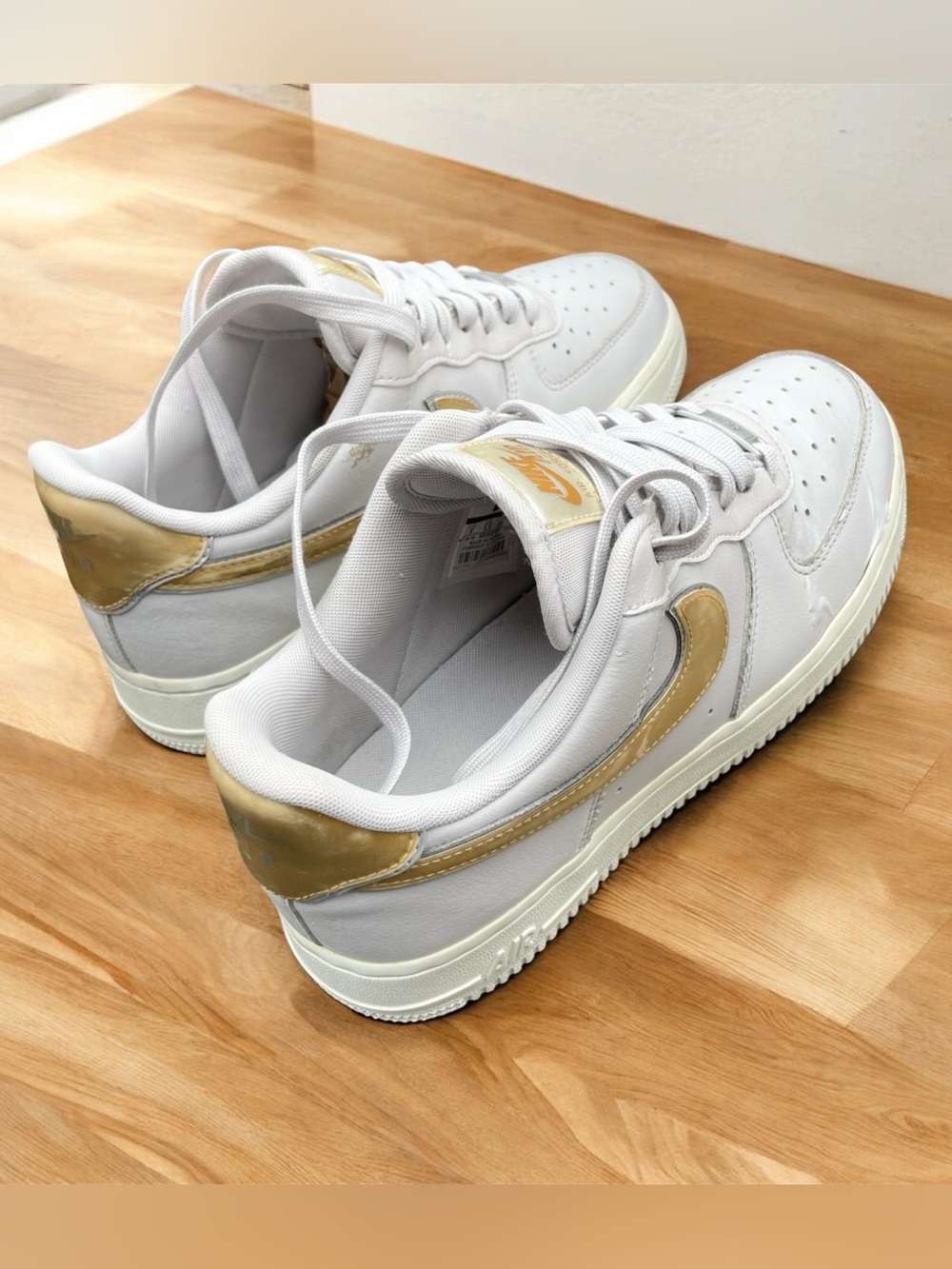 Nike Air Force 1 Women’s Sneakers White Gold Size US 8 EUR 39 CM 25 Authentic - Picture 4 of 9